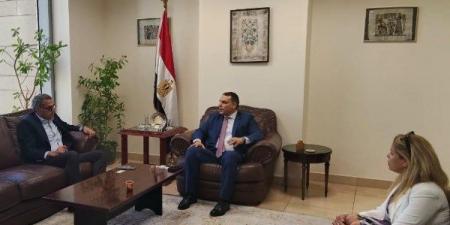 التمثيل التجاري: توفير قواعد بيانات ودراسات تسويقية لدعم صادرات الملابس والمنسوجات - هرم مصر