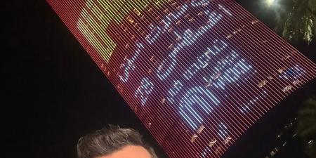 بالصور والفيديو سابقة تحدث لأول مرة لفيلم مصري.. برج المملكة يحمل أفيش فيلم درويش لعمرو يوسف - هرم مصر