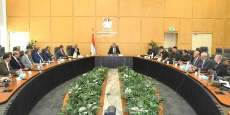 وزير الإسكان يعقد اجتماعًا مع مسئولى الهيئة الهندسية للقوات المسلحة لبحث التعاون بشأن عدد من الملفات - هرم مصر