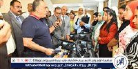 محافظ أسيوط يسلم 27 طالبة شنطة عدة سباكة لطالبات المدارس الثانوية الصناعية - هرم مصر