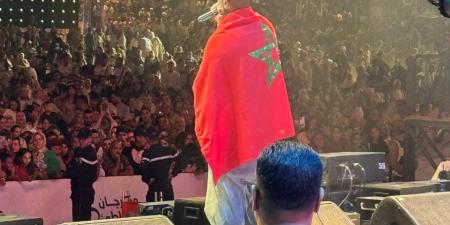 أحمد سعد بالعلم المغربي في مهرجان الشواطئ .. والجمهور يحتفل بعيد ميلاده - هرم مصر