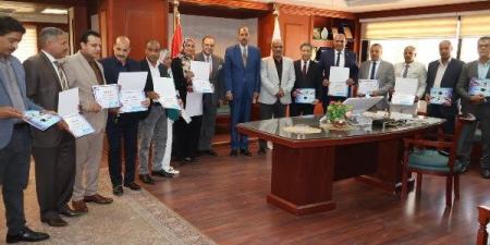 محافظ سوهاج يكرم 15 من الحاصلين على مراكز متقدمة بمركز التنمية المحلية بسقارة - هرم مصر