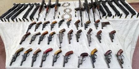التفاصيل الكاملة لسقوط أخطر إمبراطوريات السلاح بجنوب البلاد.. إحباط محاولة تهريب أسلحة بـ18 مليون جنيه - هرم مصر