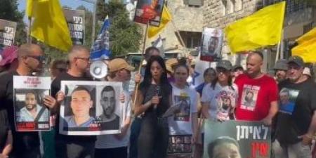 إسرائيليون من أمام إقامة رئيس وزراء الاحتلال: نتنياهو سيقتل الرهائن فى غزة - هرم مصر