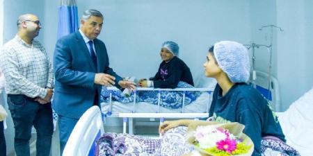 محافظ الإسكندرية يطمئن على مصابي حادث «أبو تلات» ويؤكد: سلامة المواطنين أولوية قصوى - هرم مصر