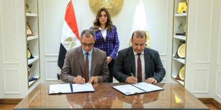 وزيرة التنمية تشهد مراسم توقيع عقد توريد مجزرين متنقلين لذبح الماشية في المناطق النائية والحدودية - هرم مصر