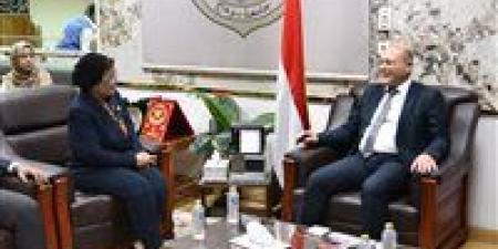 نائب وزير الصحة تبحث تعزيز دور جامعة سوهاج في مواجهة القضية السكانية - هرم مصر