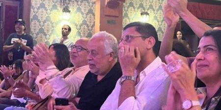 أشرف زكي وشريف الدسوقي يشاهدان مسرحية «العشاء الأخير».. صور - هرم مصر