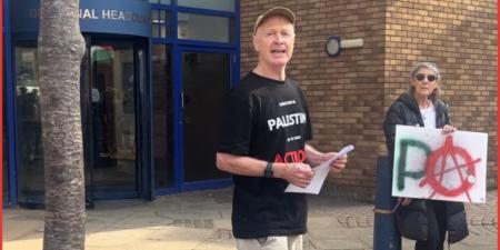 اعتقال ممثل وسيناريست بريطاني طبع على قميصه "إبادة جماعية في فلسطين.. حان وقت التحرك" - هرم مصر