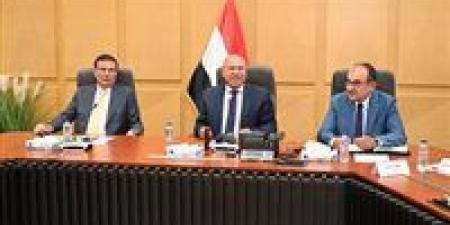 وزراء الصناعة والزراعة وقطاع الأعمال يبحثون تعزيز زراعة الكتان والاستفادة منه - هرم مصر