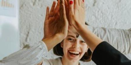 5 أبراج معروفة بحبها وإتقانها لشغلها.. دايماً أساميهم فى المكافآت - هرم مصر