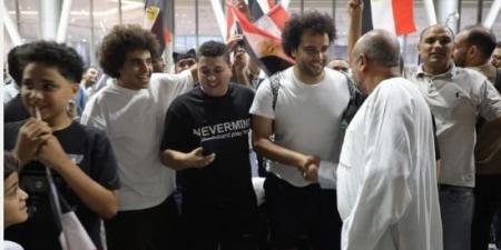 احتفالاً بشجاعته.. حشود جماهيرية تستقبل البطل أحمد ناصر بمطار القاهرة (صور) - هرم مصر