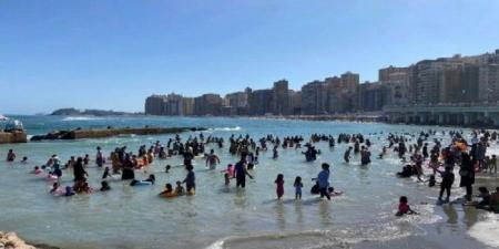عودة الحياة إلى شواطئ الإسكندرية بعد انتهاء «ملتم أغسطس» - هرم مصر