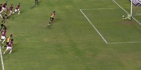 محمد بسام حارس سيراميكا كليوباترا يتصدى لركلة جزاء ضد المقاولون العرب بالدوري - هرم مصر