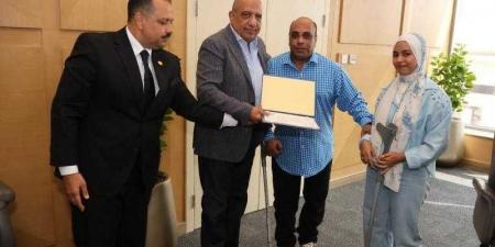 وزير الكهرباء يسلّم عدد من العاملين المتميزين بشركات الكهرباء شهادات تقدير ورحلات عمرة مجانية - هرم مصر