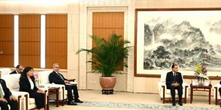 مدبولى يدعو الشركات الصينية للاستثمار في صناعة السيارات الكهربائية بمصر - هرم مصر