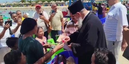 وكيل مطرانية الكاثوليك بالغردقة يوزع حلوى المولد النبوي على الأطفال والأهالي - هرم مصر
