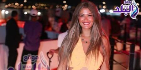 كوميديا وتشويق .. إيناس علي تتألق في «ماما وبابا» وتكشف كواليس مليئة بالمفاجآت|فيديو - هرم مصر