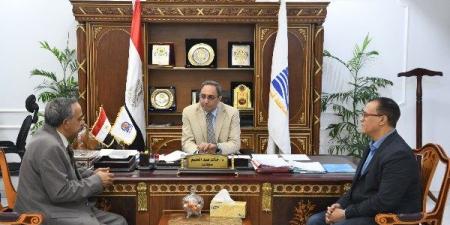 محافظ قنا يبحث مع وكيل وزارة الشباب الجديد تطوير مراكز الشباب والمنشآت الرياضية - هرم مصر