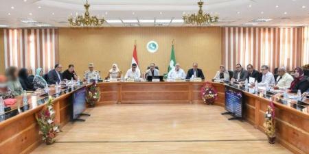 مساعدات فورية للأولى بالرعاية ووظائف بالقطاع الخاص خلال لقاء محافظ الشرقية بالمواطنين - هرم مصر