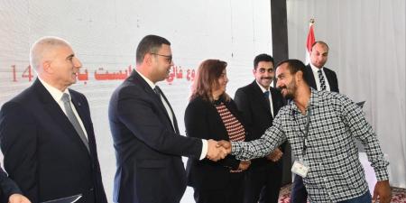وزير الإسكان يسلم عددا من عقود وحدات المبادرة الرئاسية "سكن لكل المصريين" - هرم مصر