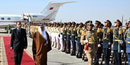 رئيس وزراء مصر يستقبل ولي عهد مملكة البحرين بمطار القاهرة الدولي - هرم مصر