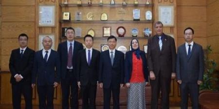 نائب رئيس جامعة بنها تبحث التعاون مع وفد صيني لإنشاء أول معمل مشترك - هرم مصر
