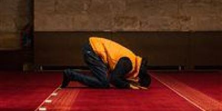 ما حكم ظهور أسفل الظهر في الصلاة؟.. دار الإفتاء تجيب - هرم مصر