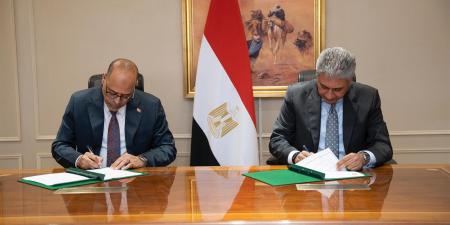 وزيرا السياحة والآثار والعمل يوقعان بروتوكول تعاون بشأن شروط وضوابط الترخيص لوحدات الإقامة الفندقية - هرم مصر