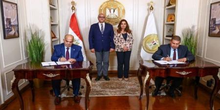 وزيرة التنمية المحلية ومحافظ القليوبية يشهدان توقيع عقد تقديم خدمات الجمع ونظافة الشوارع بأحياء شبرا الخيمة - هرم مصر