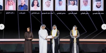 سلطان بن أحمد القاسمي يكرّم يكرم مهند دياب من مصر لفوزه بجائزة صنّاع التغيير بالمحتوى الرقمي المتميز بالإمارات - هرم مصر
