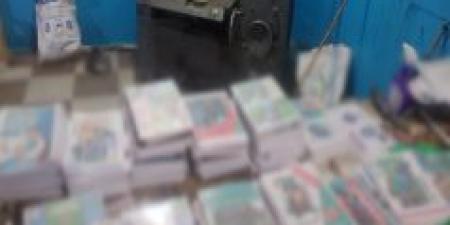 ضبط مكتبة بدون ترخيص بالجيزة لبيع كتب وملازم دراسية مقلدة - هرم مصر