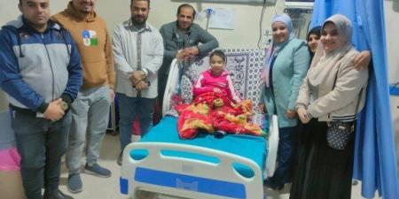 ممر شرفي ودموع فرح.. مستشفى الفشن يودّع طفلة بعد تعافيها من العناية المركزة - جريدة هرم مصر