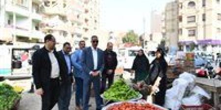 محافظ الفيوم يتفقد محال بيع السلع الغذائية وسوق الخضار والفاكهة بالحادقة - جريدة هرم مصر