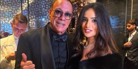 بالصور.. زينة تكشف عن لقائها بفان دام وزيارتها لمتحف توسو - جريدة هرم مصر