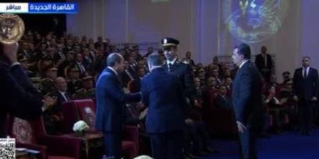 وزير الداخلية يقدم هدية تذكارية للرئيس السيسي خلال احتفالية عيد الشرطة - جريدة هرم مصر