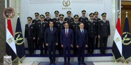 الرئيس السيسي يتوسط صورة تذكارية مع أعضاء المجلس الأعلى للشرطة - جريدة هرم مصر