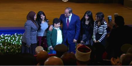 خلال الاحتفال بالذكرى الـ74 لعيد الشرطة.. الرئيس السيسي يلتقط صورة مع أسرة الشهيد العقيد رامي هلال - جريدة هرم مصر