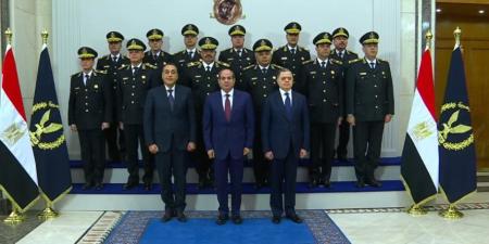 الرئيس السيسي يلتقط صورة تذكارية مع المجلس الأعلى للشرطة بحضور مدبولي ووزير الداخلية - جريدة هرم مصر
