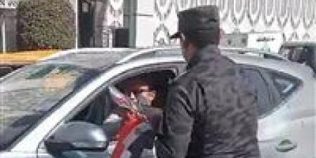 احتفالا بعيدها الـ 74 .. الداخلية توزع الورود والأعلام على المواطنين بشوارع الشرقية - جريدة هرم مصر