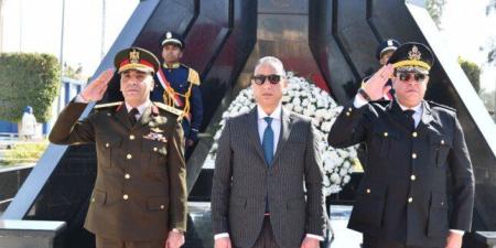 محافظ الفيوم ومدير الأمن يضعان إكليلاً من الزهور على النصب التذكاري لشهداء الشرطة - جريدة هرم مصر