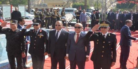 محافظ الأقصر يضع إكليلًا من الزهور على النصب التذكاري لشهداء الشرطة والجيش - جريدة هرم مصر