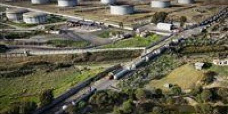 الحكومة السورية تتسلم أولى شحنات نفط حقول دير الزور المستعادة من قسد - جريدة هرم مصر