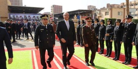 محافظ القليوبية يضع إكليلًا من الزهور على النصب التذكاري بمبنى قوات الأمن - جريدة هرم مصر
