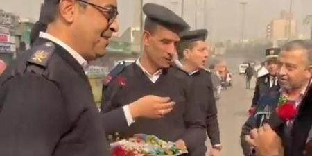 ضباط شرطة القليوبية يوزعون الورود على المواطنين احتفالًا بعيد الشرطة في شبرا الخيمة - جريدة هرم مصر