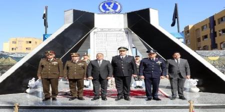 محافظ الشرقية ومدير الأمن يضعان إكليلاً من الزهور على النصب التذكاري لشهداء الشرطة - جريدة هرم مصر