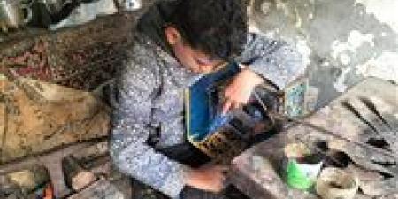 مهنة الأجداد منذ سنوات .. حكاية «عمار» أصغر صانع فوانيس صاج بالشرقية - جريدة هرم مصر