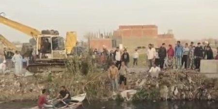 انتشال جثمان سيدة سقطت في مصرف زاوية النجار بقليوب - جريدة هرم مصر