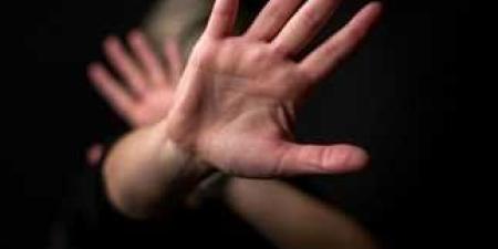 ضبط عامل اغتصب سيدة تحت تهديد السلاح بالدقهلية قبل الهرب إلى ليبيا - جريدة هرم مصر