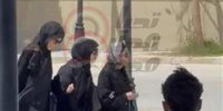 مش قادرة تقف على رجلها.. لحظة وصول ميرفت أمين لـ جنازة هاني شاكر - جريدة هرم مصر
